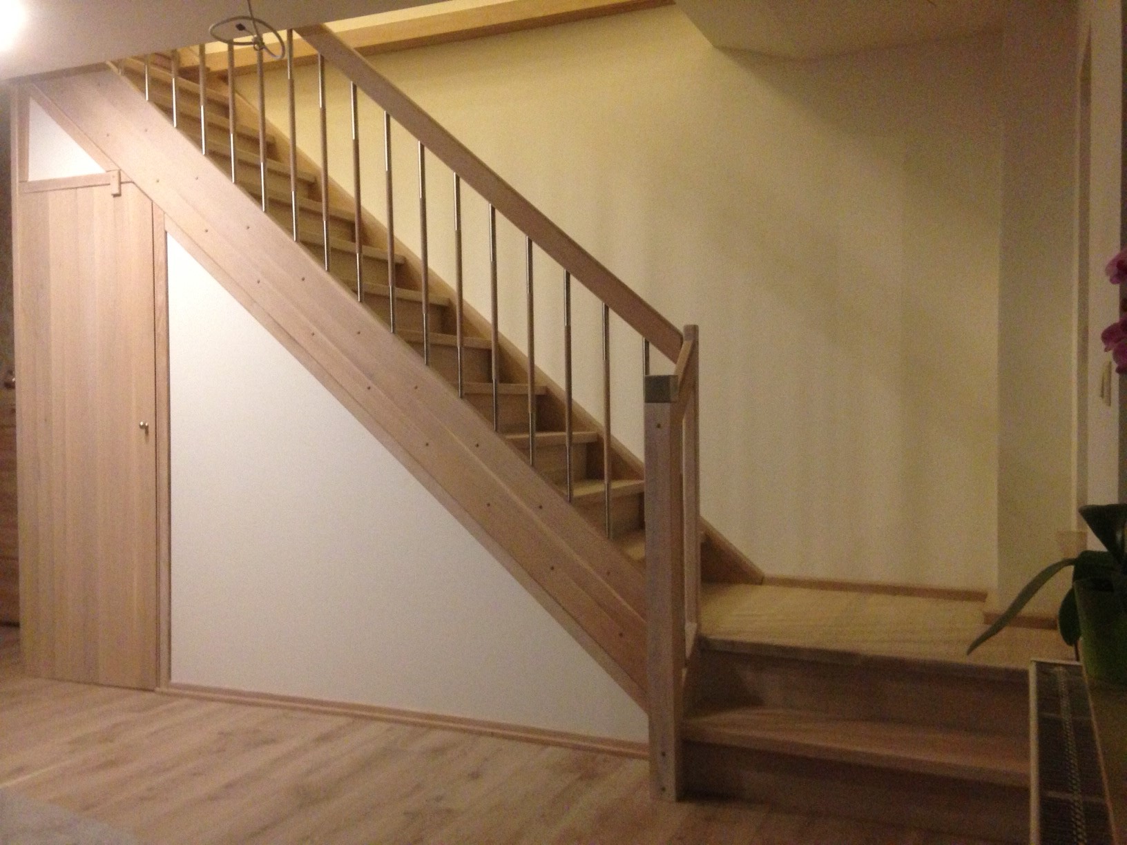 Treppe-Treppenverkleidung-mit-Tür